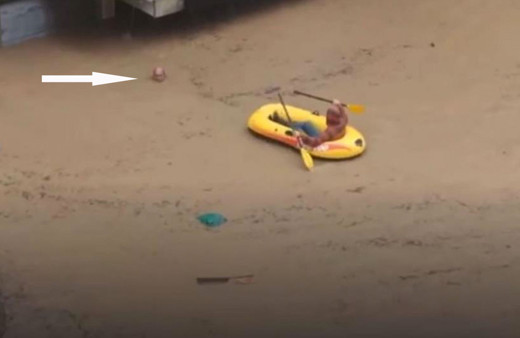 Cadde ortasında 'boğuluyorum' dedi imadına botu ile sel sularında dolaşan genç yetişti