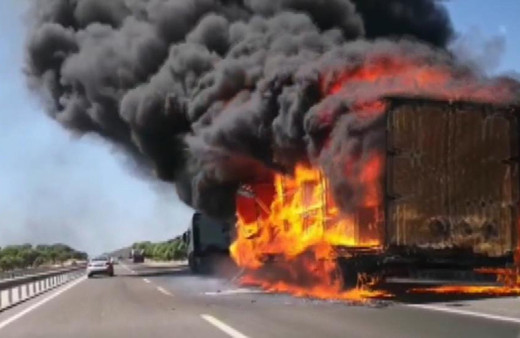 Bir anda yanmaya başladı! İzmir'de dumanlar gökyüzünü sardı