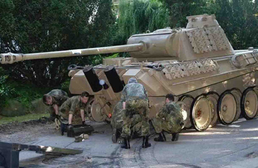 Almanya'da 2. Dünya Savaşı'ndan kalma tank, yaşlı adamın evinin bodrumundan çıktı