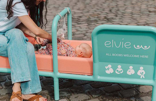 Belçika'da emzirmeye teşvik için "tüm memelere açık" yazıp şehir meydanına bank yaptılar