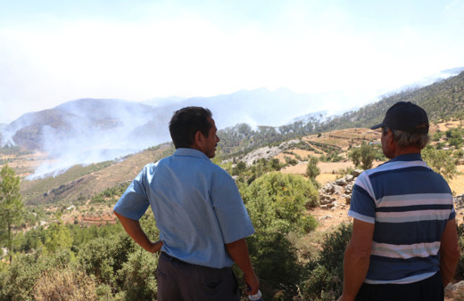 Mersin'de yürek dağlayan görüntü! Köylerinin yanışını çaresizce izliyorlar: Çok fenaydı