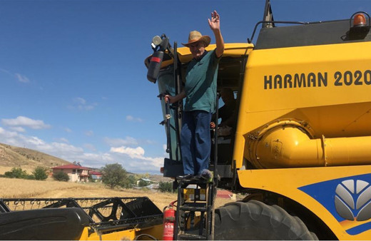 AK Parti Genel Başkanvekili Binali Yıldırım biçerdöver ile hasat yaptı