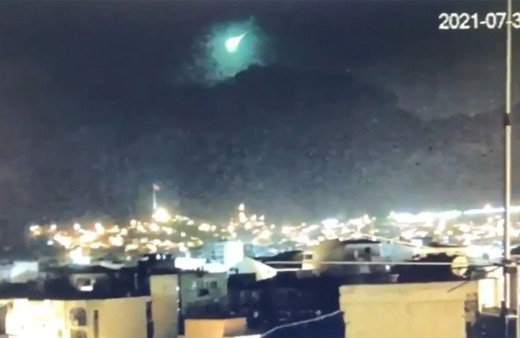 İzmir'e göktaşı düştü! Uzman isim uyardı: Bu daha başlangıç devamı gelecek