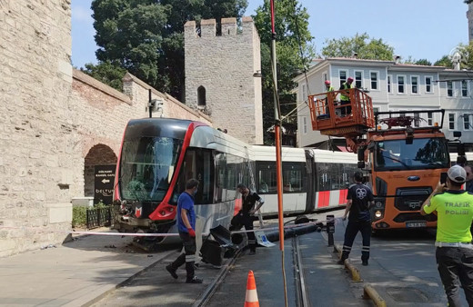 İstanbul'da feci kaza! Gülhane'de tramvay elektrik direğine çarptı raydan çıktı