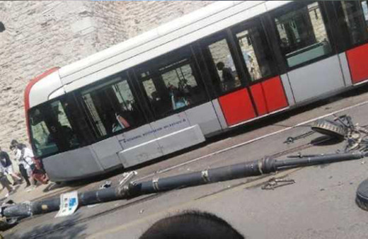 İstanbul'da tramvay direğe çarpıp raydan çıktı