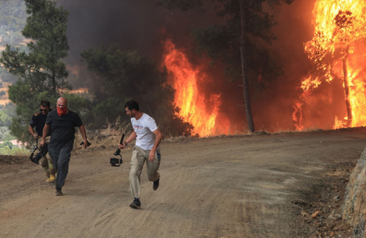 Marmaris ve Manavgat'ta korku dolu anlar! İtfaiyeciler ve gazeteciler son anda kurtuldu