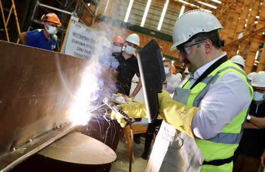 Bakan Varank imal edilecek dünyanın en büyük canlı balık taşıma gemisinin ilk kaynağını yaptı
