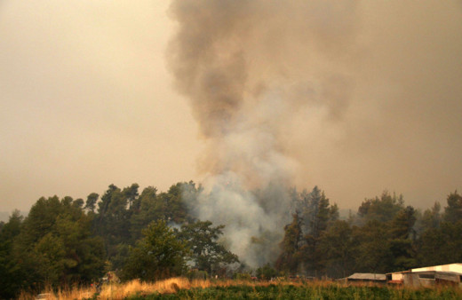 Yunanistan'ın Eğriboz Adası alev alev yanıyor! En az 150 ev yandı