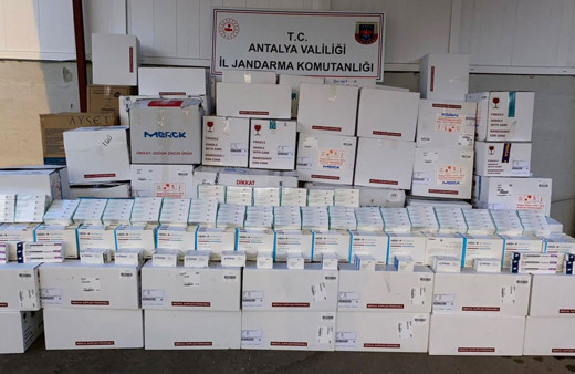 Antalya’da 3 milyon 300 bin liralık kaçak ilaç operasyonu
