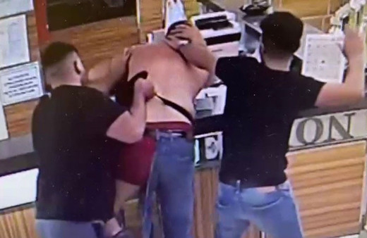 Esenyurt’ta 5 kişi bir adamı sokak ortasında tekme tokat dövdü kıyafetlerini parçaladılar