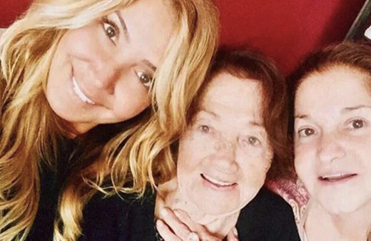 Yonca Evcimik'in annesi öldü mü hastalığı neydi? Kadriye Evcimik yaşı kaç?