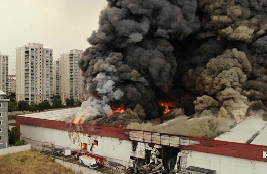 Esenyurt lojistik deposunda büyük yangın!