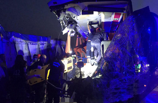 Manisa Soma'da TIR otobüse çarptı: 6 ölü, 37 yaralı var