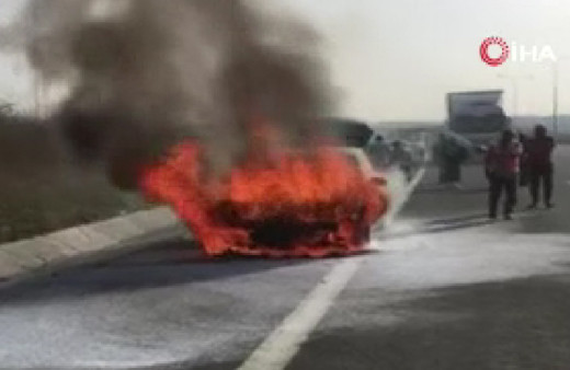 İstanbul'da araç saniyeleri içinde alev aldı! Aile faciadan son anda kurtuldu