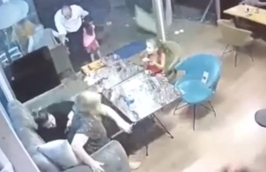 İstanbul'da kafede otururken hayatlarının şokunu yaşadılar! Kıl payı kurtuluş kamerada