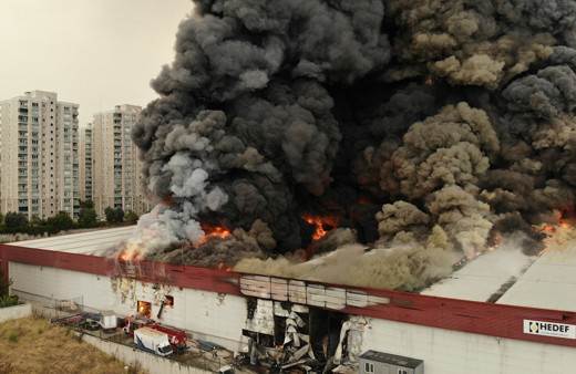 Esenyurt'ta lojistik firmasında yangın çıktı! Alevler göğe ulaştı