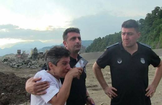 Artvin'de tırın dorsesinde terkedilmiş hasta ve ölü atlar yürekleri sızlattı