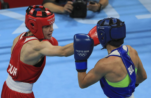 2020 Tokyo Olimpiyat Oyunları'nda boksta Buse Naz Çakıroğlu gümüş madalya kazandı