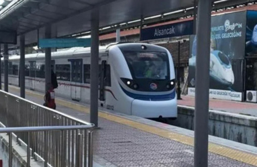 İzmir'de yük treni raydan çıktı