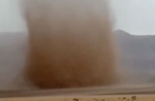 Van'ın Özalp ilçesinde buğday tarlalarında oluşan hortum korkuttu