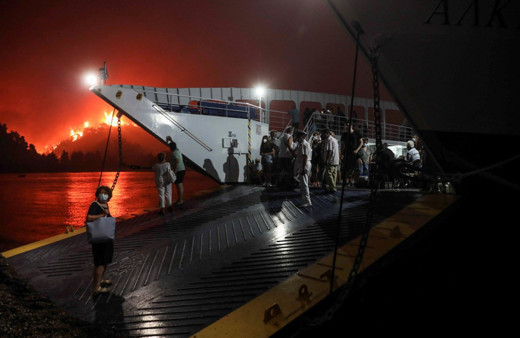 Yunanistan'da orman yangınları ürkütücü boyuta ulaştı insanlar tahliye ediliyor