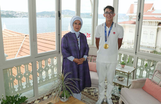 Mete Gazoz'a Emine Erdoğan'dan tebrik