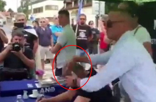 Aşı karşıtlarından Çekya Başbakanı Babis'e  saldırı! Bakın ne fırlattılar