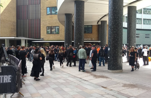 İngiltere'de aşı karşıtları BBC binasını basmaya çalıştı