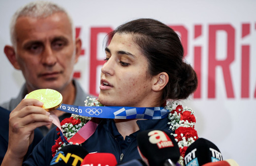 Olimpiyat Şampiyonu Busenaz Sürmeneli döndü! Türk kadının yapabileceklerini gösterdim