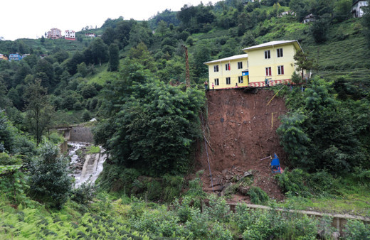Rize'de heyelan nedeniyle bir okulun bahçesi çöktü