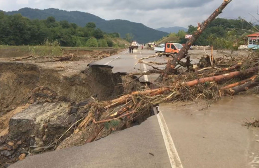 Kastamonu, Bartın, Karabük ve Sinop sağanak yağış vurdu! Heyelan yolları götürdü sel araçları sürükledi