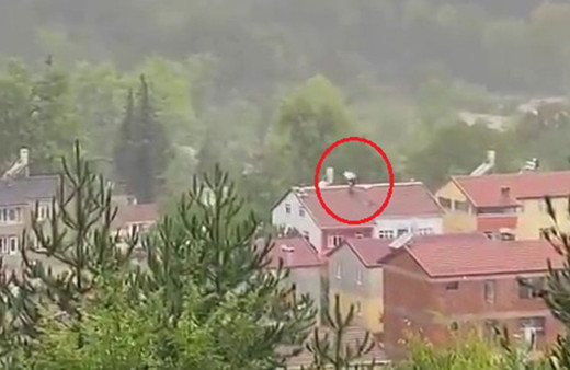 Sinop Ayancık'ta sel bir evi böyle yıktı! Çatıya çıkıp yardım beklediler