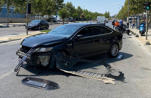 Sancaktepe'de iki otomobil kafa kafaya çarpıştı: 1 yaralı