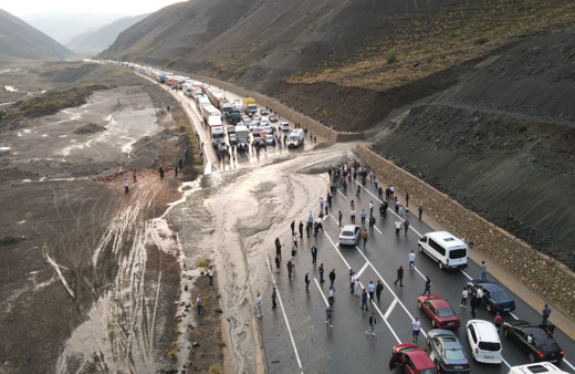Erzincan Sivas kara yolu heyelan nedeniyle trafiğe kapandı