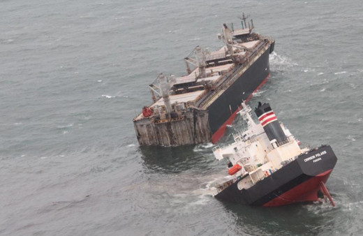 Japonya'da karaya oturan yük gemisi ikiye bölündü! Yakıt sızdırıyor