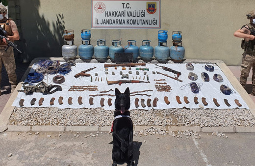 Hakkari kırsalında PKK'lı teröristlere ait silah, patlayıcı ve mühimmat ele geçirildi