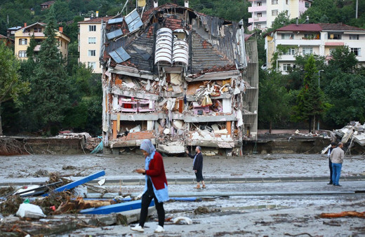 Bartın, Sinop ve Kastamonu'da sel felaketi! 72 saat uyarısı ölü sayısı sürekli artıyor