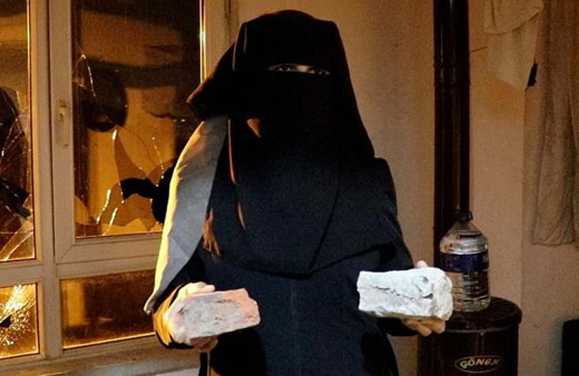 Evi taşlanan Suriyeli kadın konuştu! Korkudan çocuğuna süt almaya gidemiyor