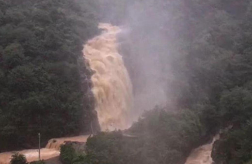Rize'nin Çayeli ilçesinde Ağaran Şelalesi taştı