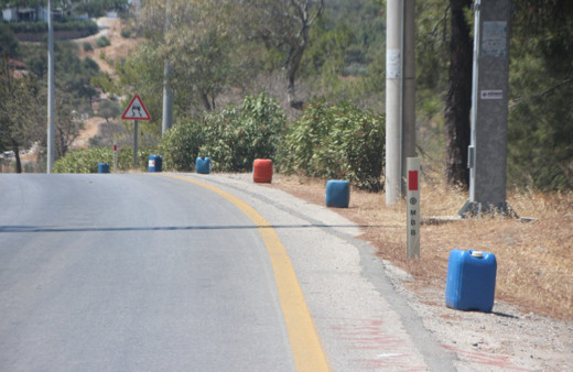Muğla'da yol kenarındaki bidonları görenler şaştı kaldı! Takdir topladılar