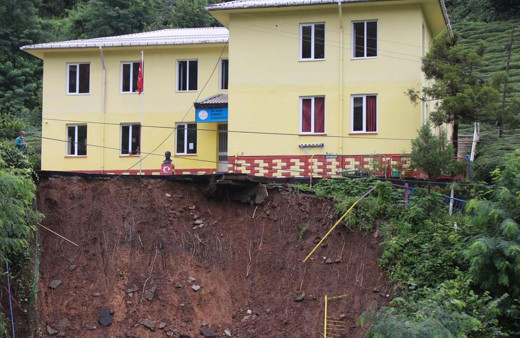 Rize'de heyelanda bahçesi kopan okul uçurumun kenarında! Önlemlerle eğitime devam edecek