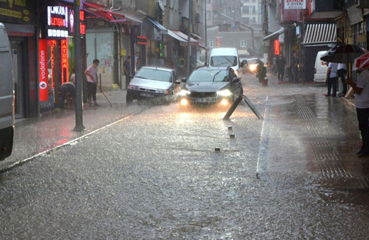 Ordu'da sağanak etkili oldu! İş yerlerini su bastı