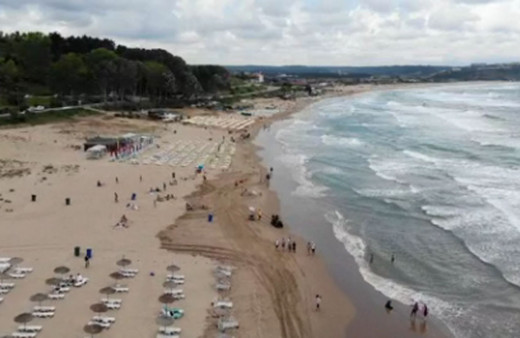 Şile'de yüksek dalgalara aldırış etmeden denize girdiler