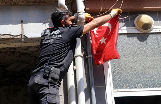 Kastamonu'da selde çamurun altında kalan Türk bayrağını yıkayıp öperek yeniden astılar