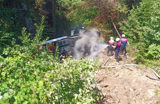 Kastamonu'da afet bölgesine malzeme götüren kamyon şarampole yuvarlanıp alev aldı