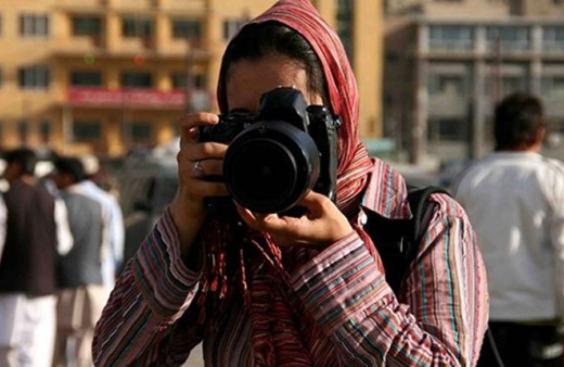 Afgan kadın gazeteciler hayatlarından endişe ediyor