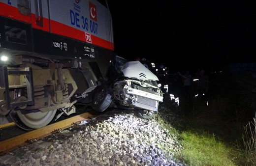 Uşak'ta korkunç kaza! Otomobil ile tren çapıştı: 2 ölü