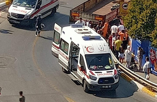 İstanbul'da feci kaza! 2 çocuk ile kadın TIR ile bariyer arasına sıkıştı