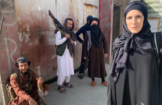 CNN muhabiri başörtüsü takıp Taliban askerleriyle poz verdi