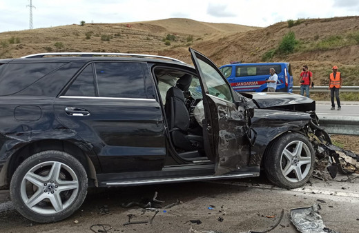 Amasya'da bariyerleri aşıp karşı şeride geçti: Ölüler ve yaralılar var